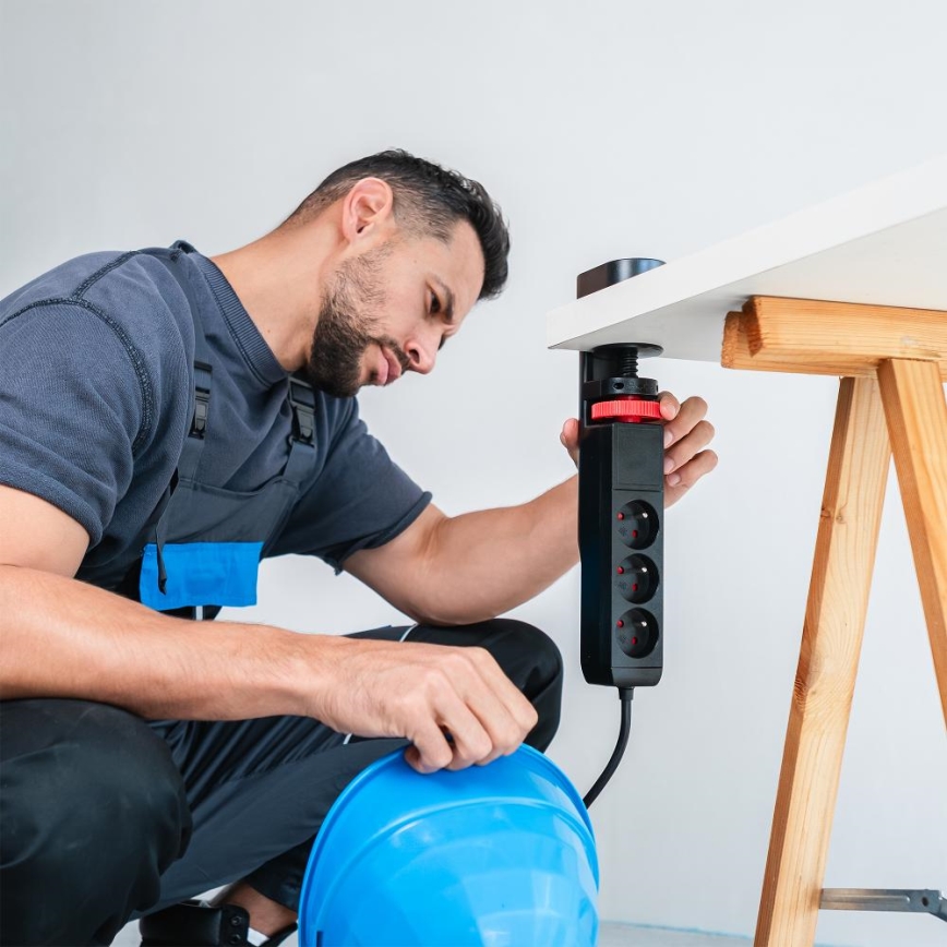 Podaljšni kabel z objemko za pritrditev na mizo, 3× vtičnice tipa E + 2× USB-A + 1× USB-C, 1,5 m, črna