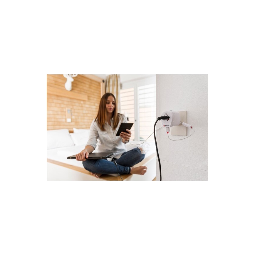 Univerzalni potovalni adapter za cel svet 230V + USB