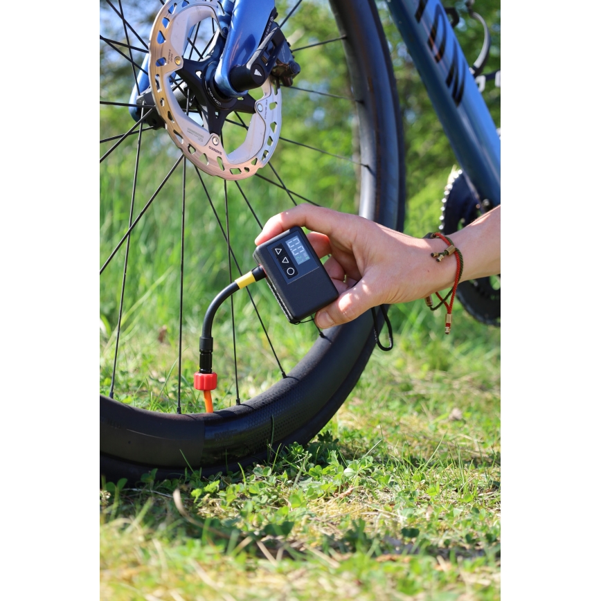 Digitalni žepni kompresor 500 mAh 5 V črn