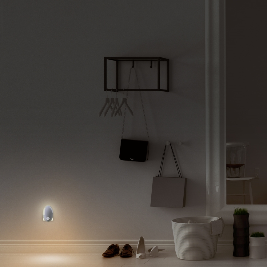 LED Orientacijska svetilka v vtičnico s senzorjem LED/0,7W/230V 3000K
