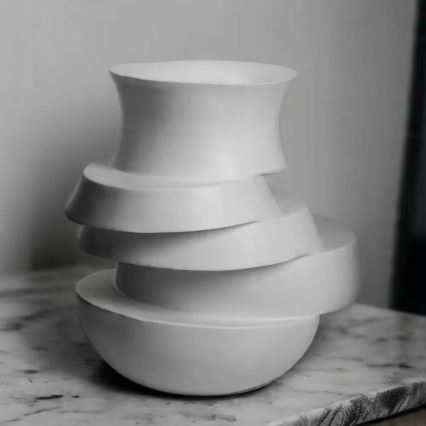 Vaza 38x33x36 cm smola/bela