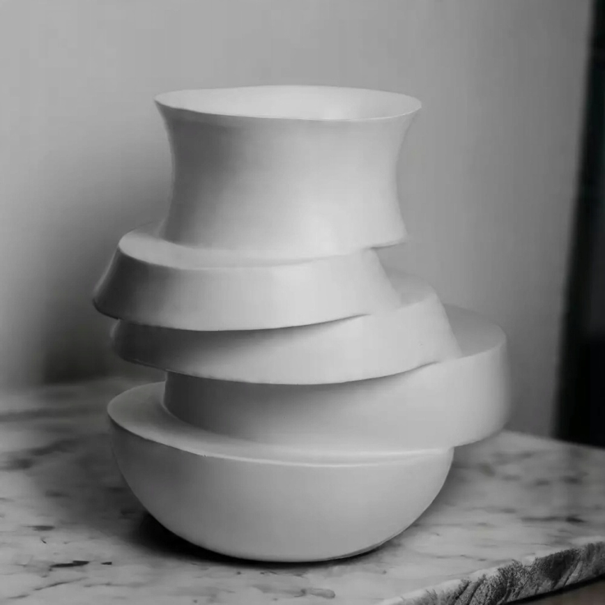 Vaza 38x33x36 cm smola/bela