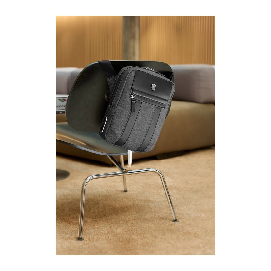 Victorinox - Ramenska torba Architecture Urban2, 6 l, siva