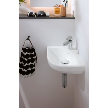 Villeroy & Boch 43714601 - Viseči kotni umivalnik SUBWAY 3.0 32x32 cm keramika/bela