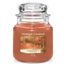 Yankee Candle - Dišeča sveča WOODLAND ROAD TRIP medium 411g 65-75 ur