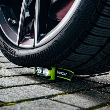 LED nastavljiva polnilna naglavna svetilka s senzorjem in rdečo lučjo LED/10W/5V/3xAAA IP44 600 lm 1200 mAh